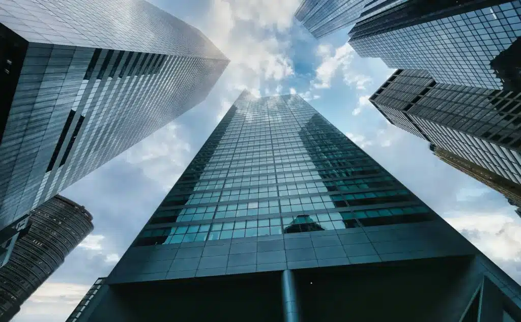 Vue en contre-plongée d'immeubles de bureaux modernes se dressant vers le ciel