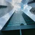 Vue en contre-plongée d'immeubles de bureaux modernes se dressant vers le ciel